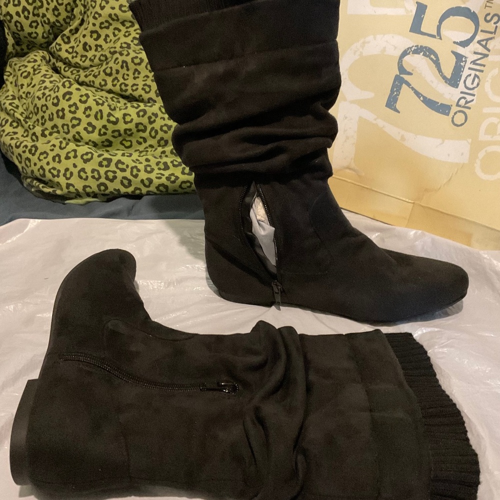 725 ORIGINAL   WINTER BOOTS  SIZE 8 in original box